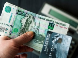 В Екатеринбурге мужчина нашёл банковскую карту и купил себе красное нижнее бельё
